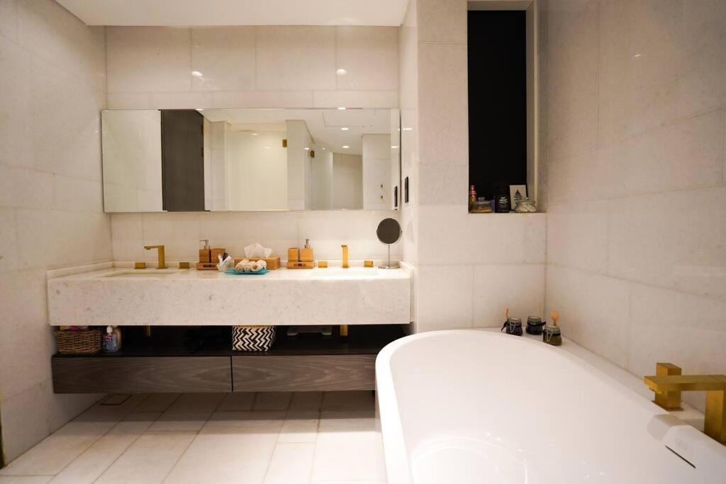 Private Pool Apt. Five Palm Jumeirah Up To 6guest Apartment