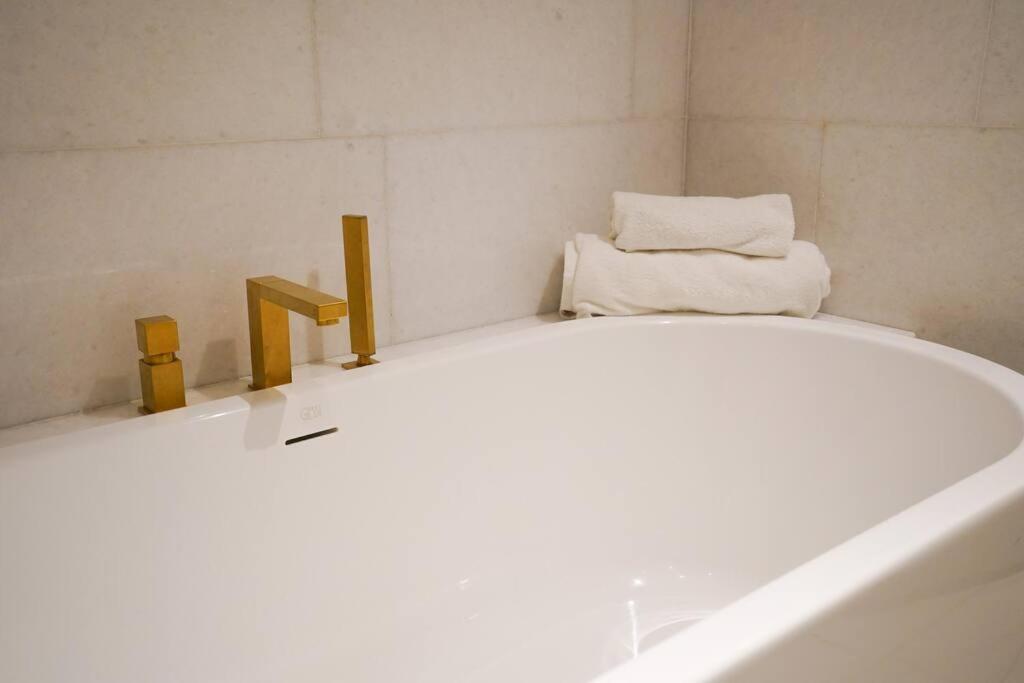 Private Pool Apt. Five Palm Jumeirah Up To 6guest Apartment